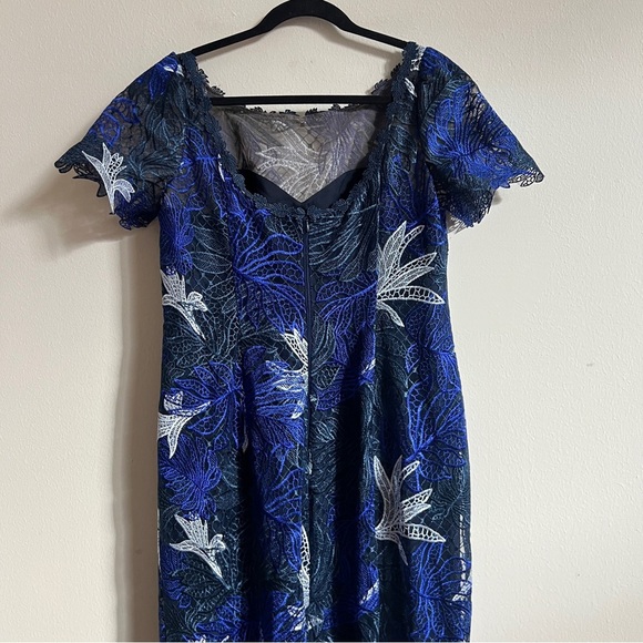 MARCHESA Norte Lace Short Sleeve Lace Column Gown - Picture 6 of 9